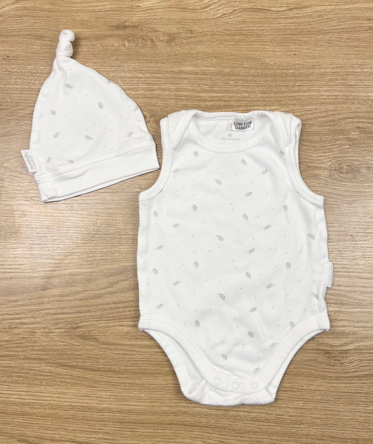 Purebaby White Sleeveless Bodysuit & Beanie Set - Size 00